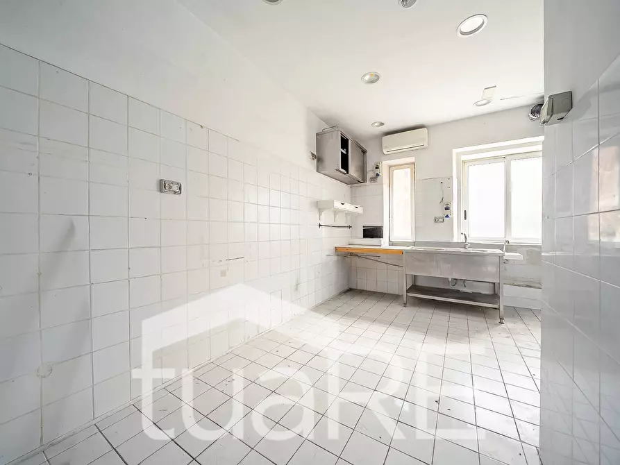 Immagine 10 di Negozio in vendita  in Via Gaspare Gozzi a Roma