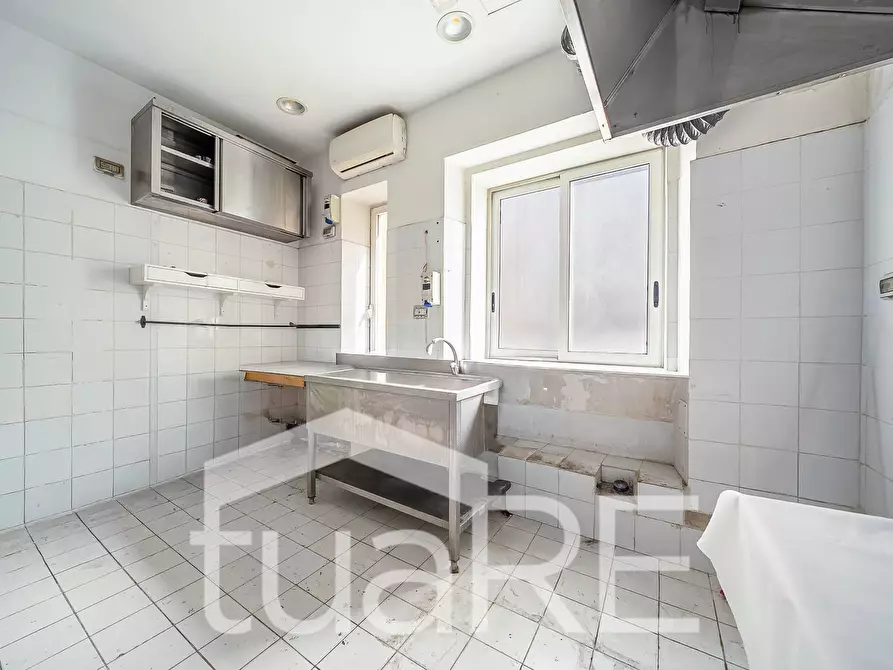 Immagine 11 di Negozio in vendita  in Via Gaspare Gozzi a Roma