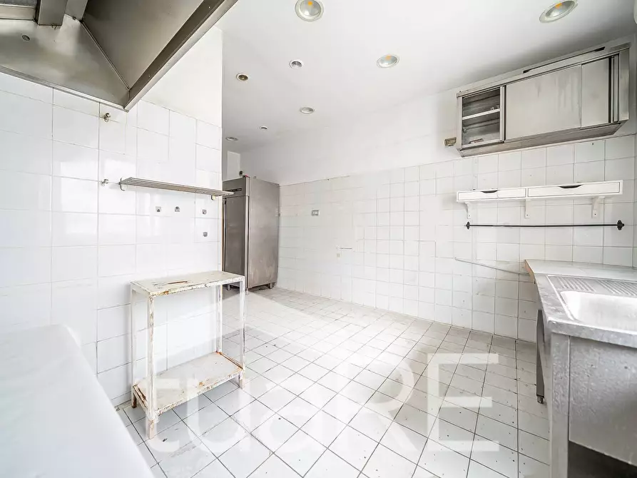 Immagine 12 di Negozio in vendita  in Via Gaspare Gozzi a Roma