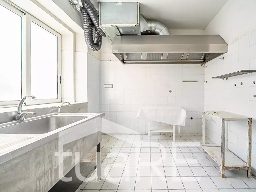 Immagine 13 di Negozio in vendita  in Via Gaspare Gozzi a Roma