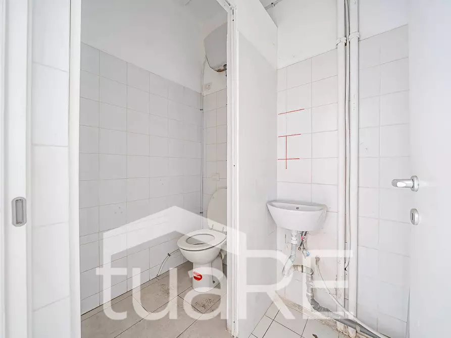 Immagine 14 di Negozio in vendita  in Via Gaspare Gozzi a Roma