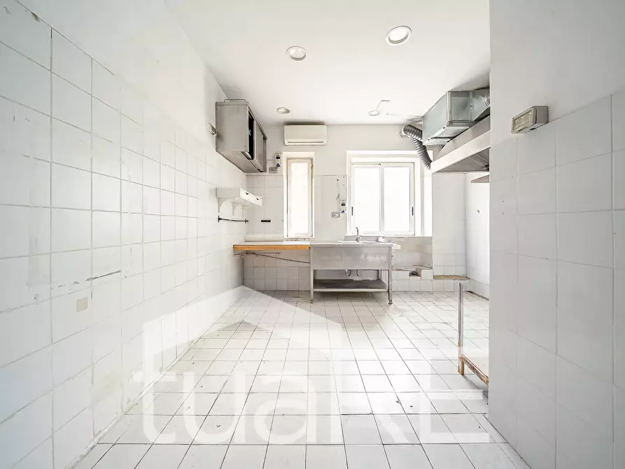 Immagine 15 di Negozio in vendita  in Via Gaspare Gozzi a Roma