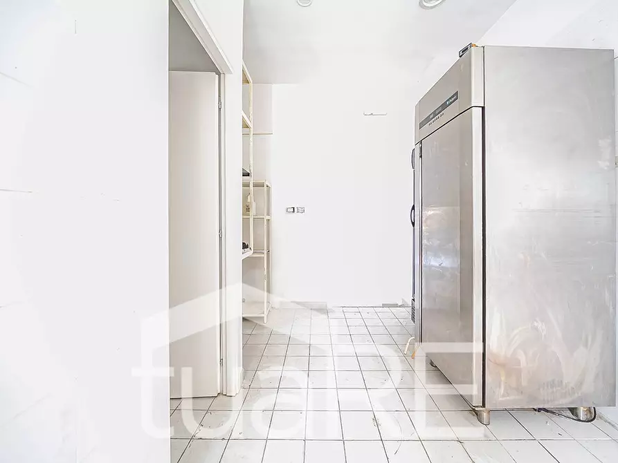 Immagine 16 di Negozio in vendita  in Via Gaspare Gozzi a Roma