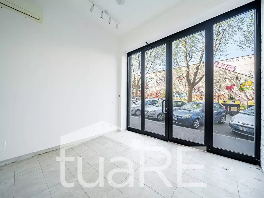 Immagine 18 di Negozio in vendita  in Via Gaspare Gozzi a Roma