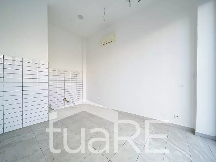 Immagine 19 di Negozio in vendita  in Via Gaspare Gozzi a Roma