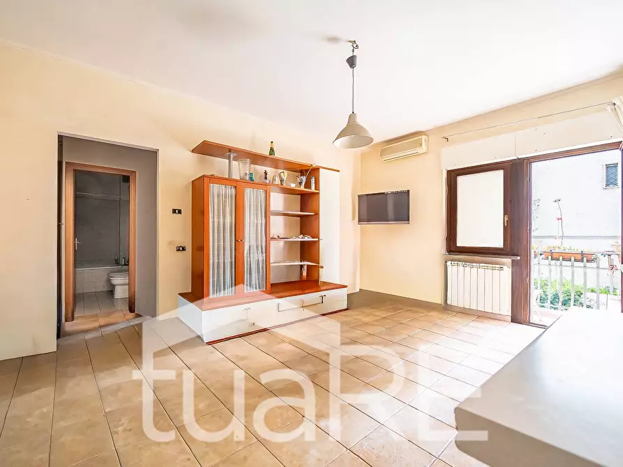 Immagine 2 di Appartamento in vendita  in Via Mombaruzzo a Roma