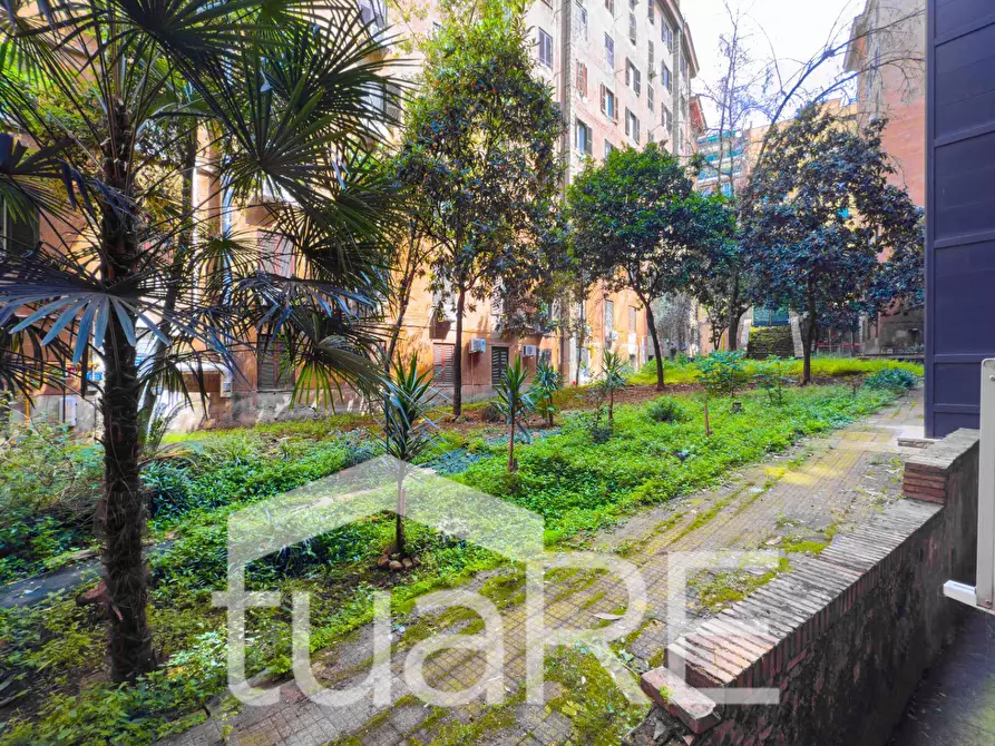 Immagine 12 di Appartamento in vendita  in Via Stamira a Roma