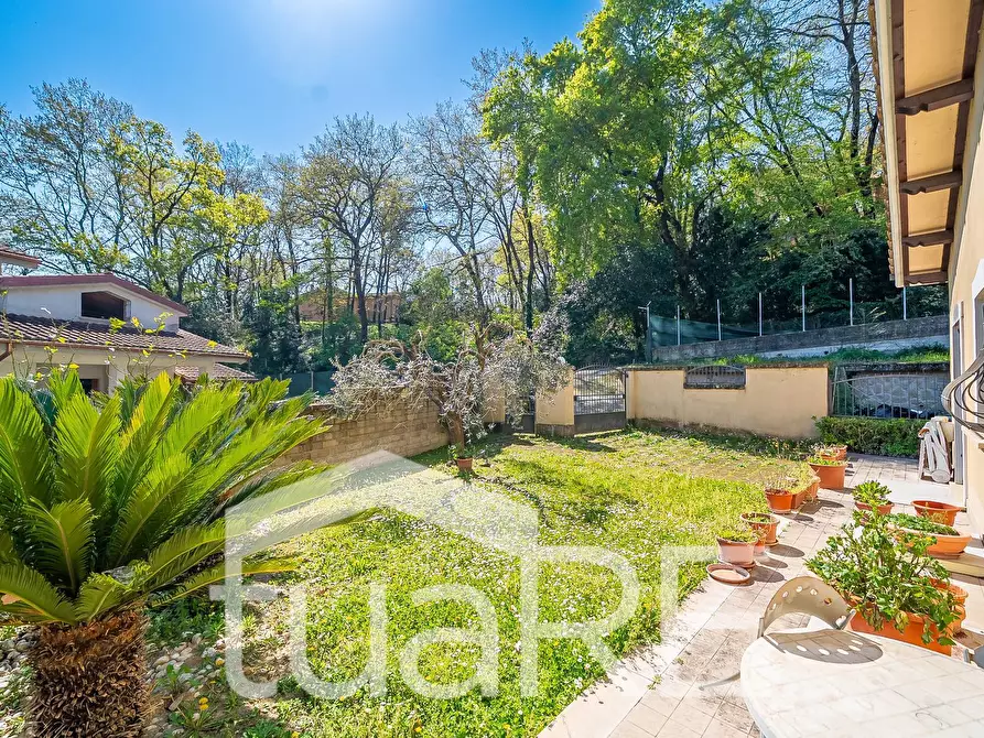 Immagine 3 di Villa in vendita  in Via Tiberina a Roma