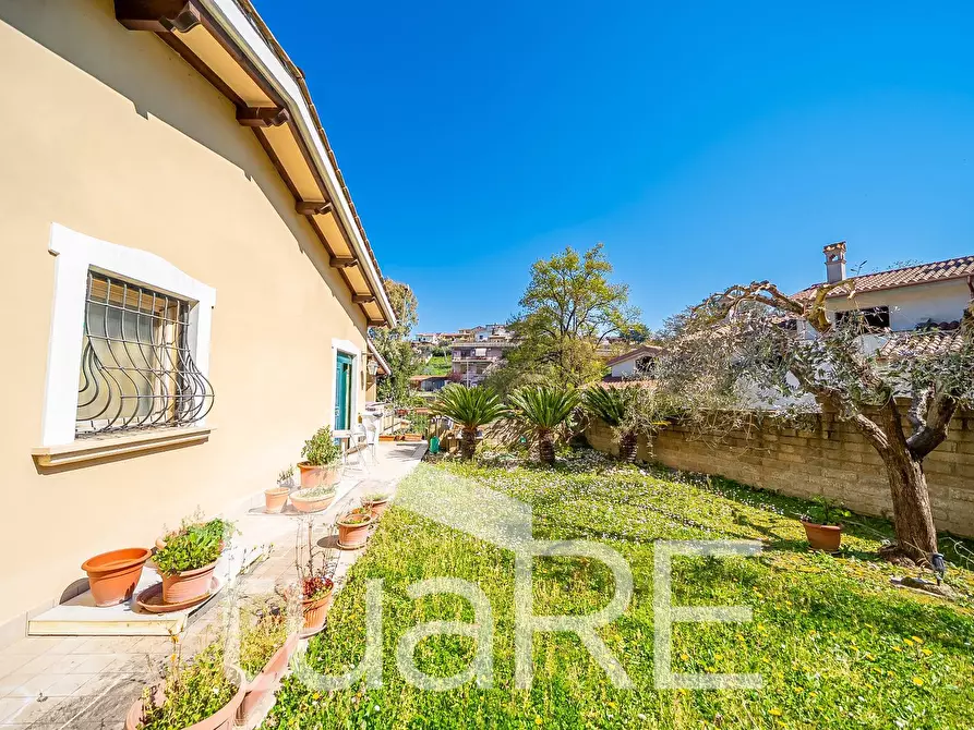 Immagine 43 di Villa in vendita  in Via Tiberina a Roma