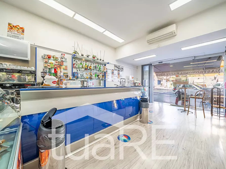 Immagine 2 di Negozio in vendita  in Via Baldo Degli Ubaldi a Roma