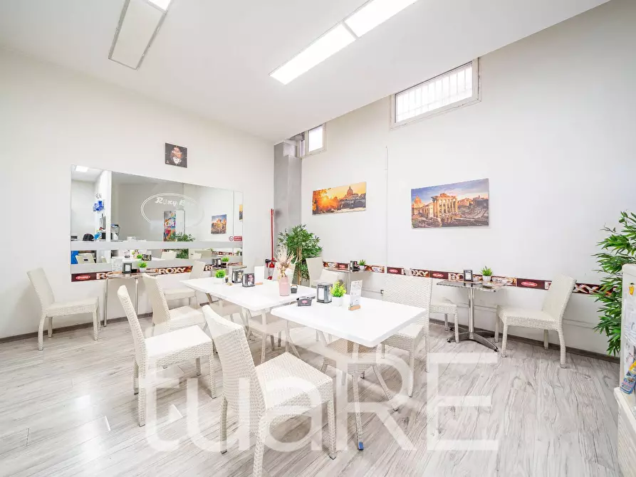 Immagine 4 di Negozio in vendita  in Via Baldo Degli Ubaldi a Roma