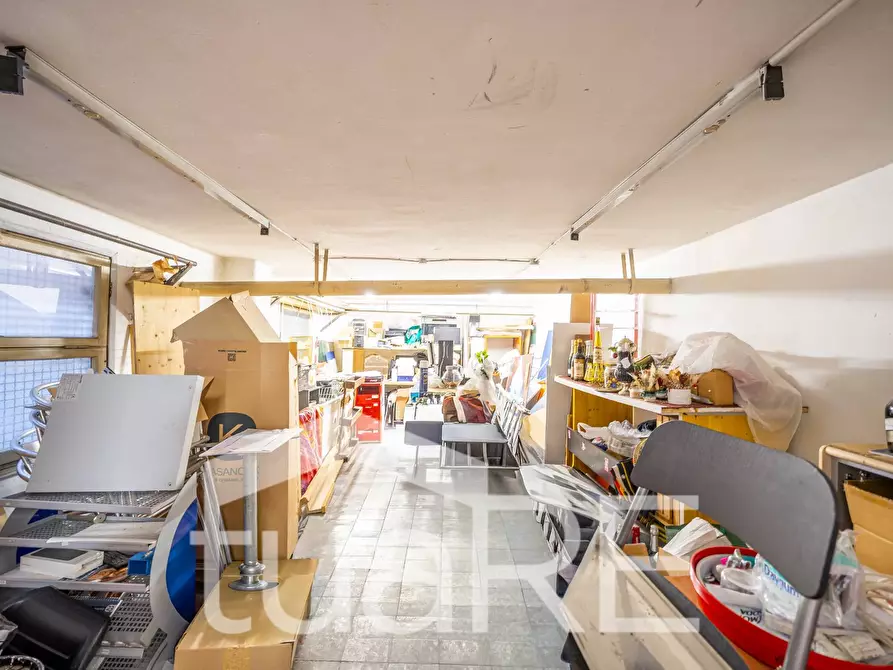 Immagine 6 di Negozio in vendita  in Via Baldo Degli Ubaldi a Roma