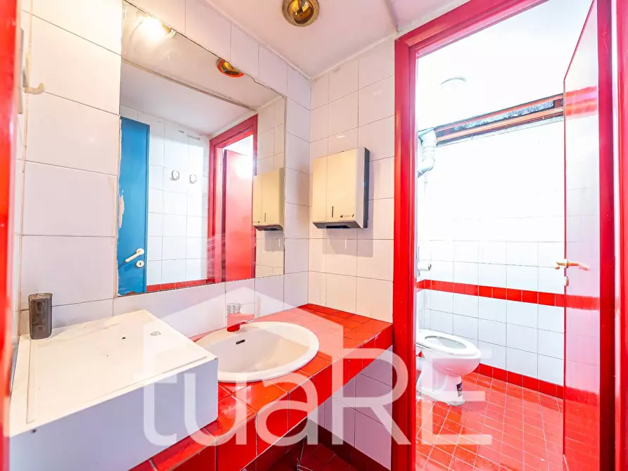 Immagine 7 di Negozio in vendita  in Via Baldo Degli Ubaldi a Roma