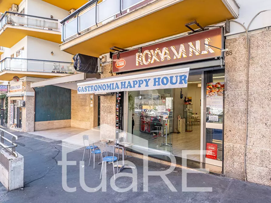 Immagine 11 di Negozio in vendita  in Via Baldo Degli Ubaldi a Roma