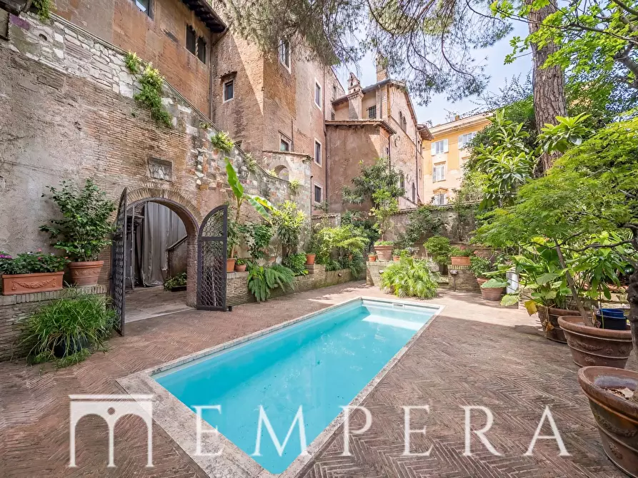 Immagine 2 di Palazzo in vendita  in Piazza In Piscinula a Roma