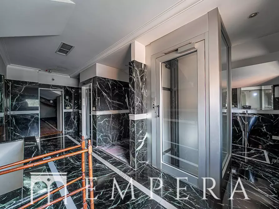 Immagine 10 di Palazzo in vendita  in Piazza In Piscinula a Roma