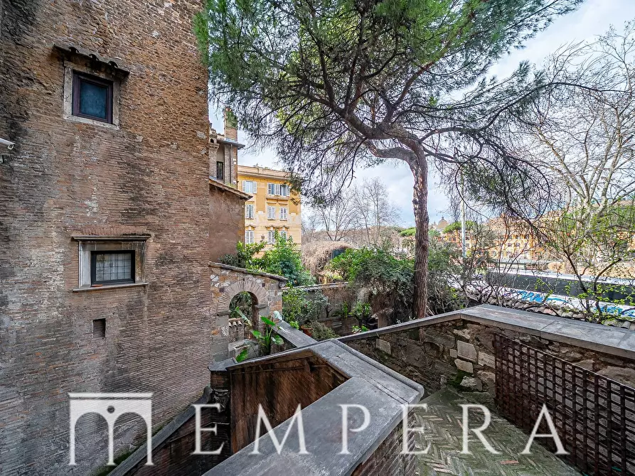 Immagine 20 di Palazzo in vendita  in Piazza In Piscinula a Roma