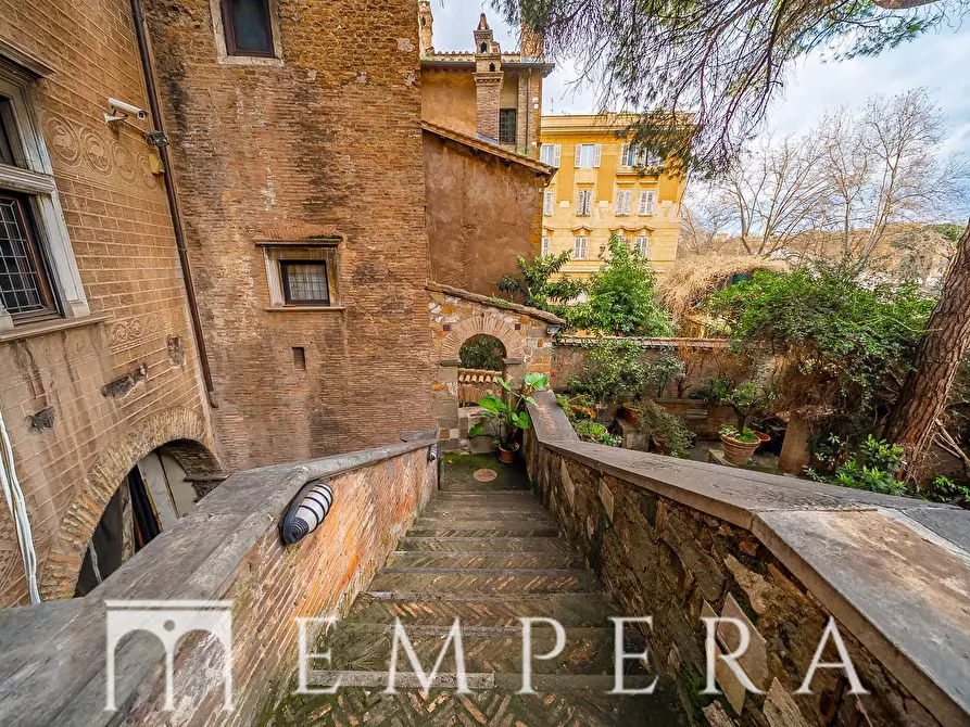Immagine 21 di Palazzo in vendita  in Piazza In Piscinula a Roma
