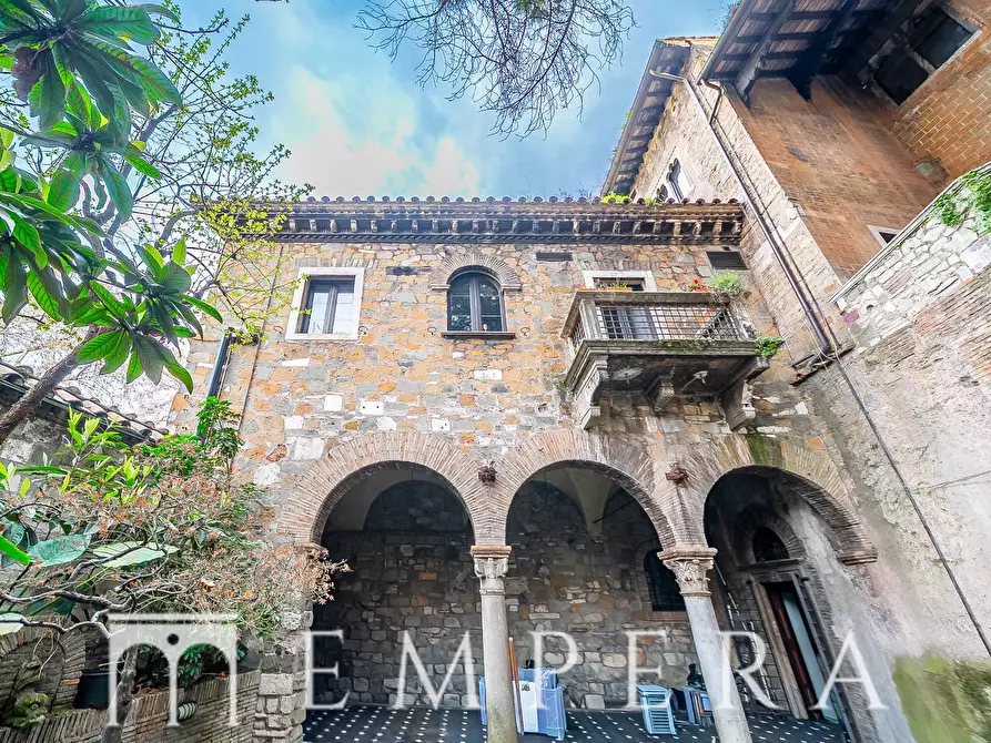Immagine 22 di Palazzo in vendita  in Piazza In Piscinula a Roma