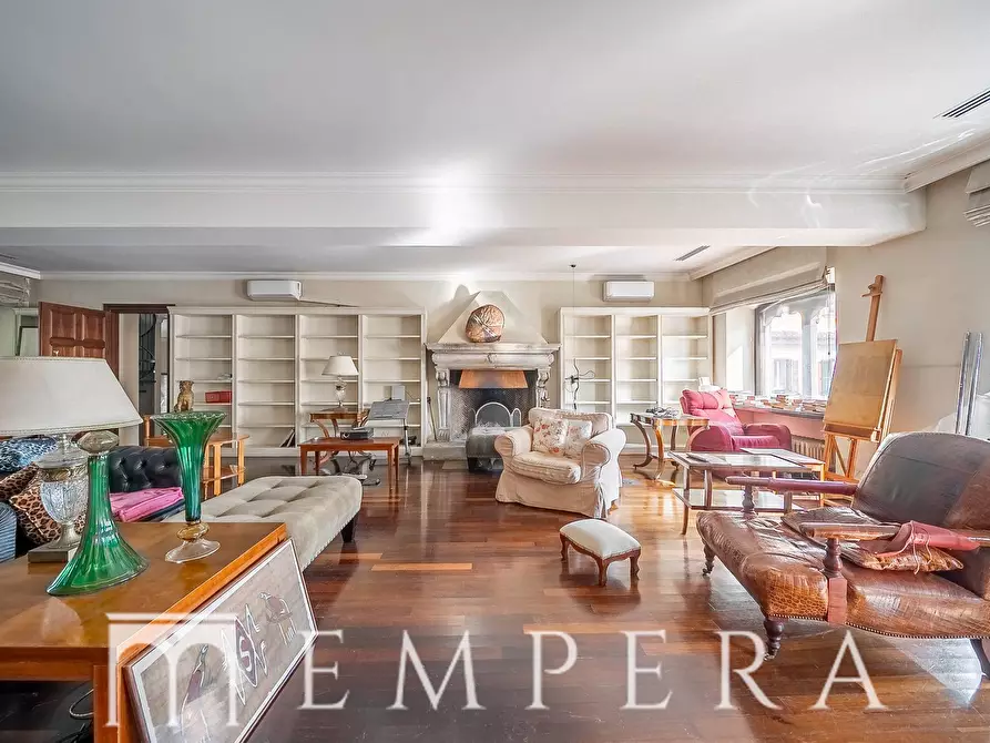 Immagine 25 di Palazzo in vendita  in Piazza In Piscinula a Roma