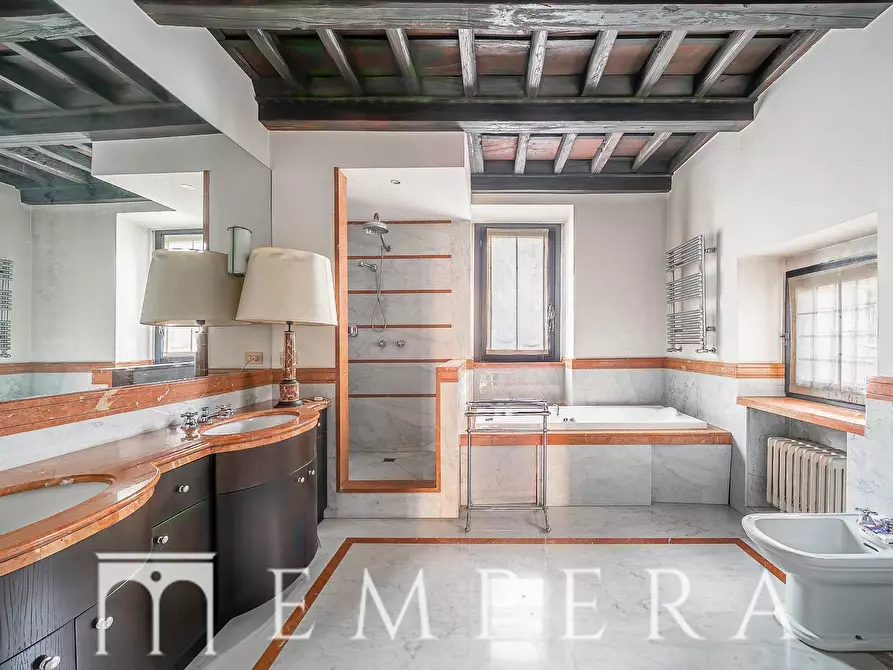 Immagine 26 di Palazzo in vendita  in Piazza In Piscinula a Roma