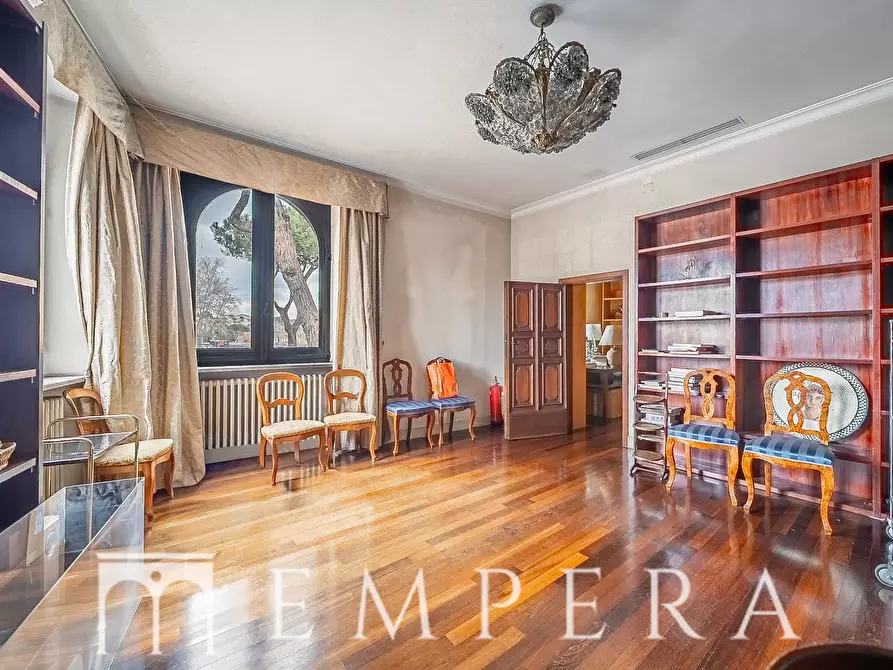 Immagine 28 di Palazzo in vendita  in Piazza In Piscinula a Roma