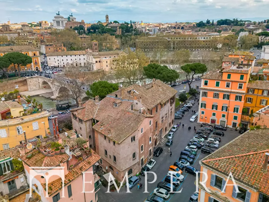 Immagine 34 di Palazzo in vendita  in Piazza In Piscinula a Roma