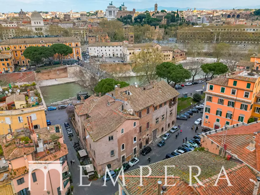 Immagine 35 di Palazzo in vendita  in Piazza In Piscinula a Roma