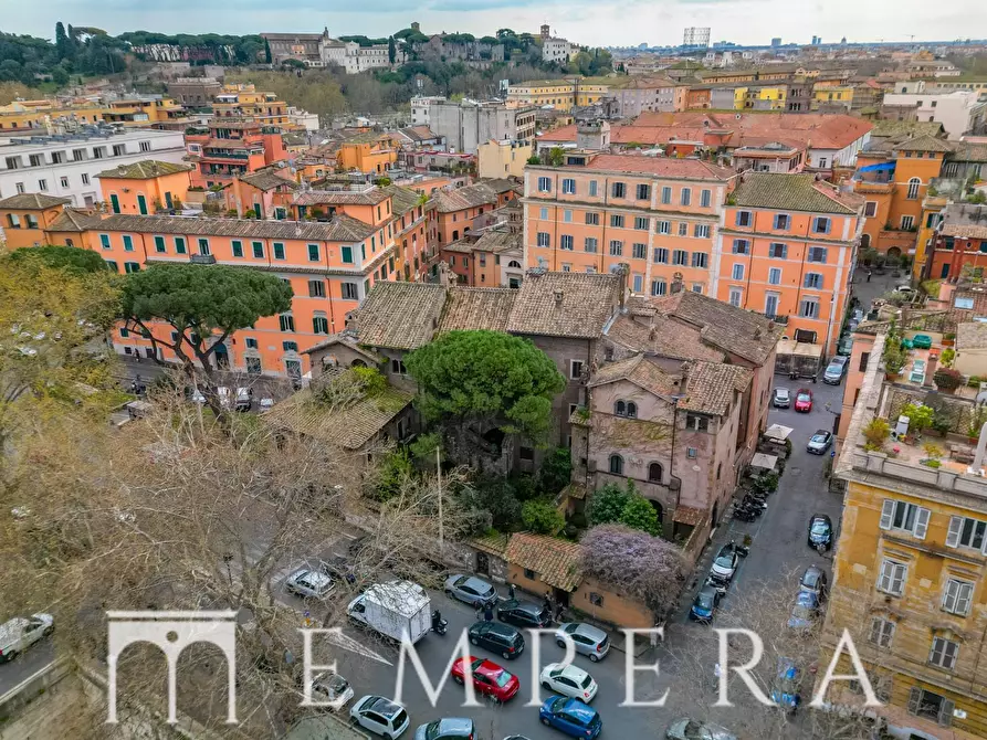 Immagine 39 di Palazzo in vendita  in Piazza In Piscinula a Roma