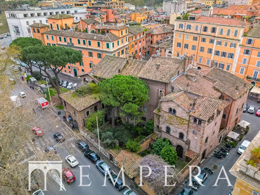 Immagine 40 di Palazzo in vendita  in Piazza In Piscinula a Roma