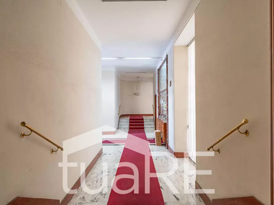 Immagine 3 di Magazzino in vendita  in Via Baldo Degli Ubaldi a Roma
