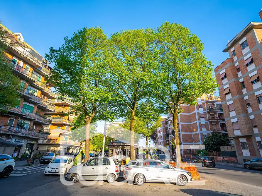 Immagine 3 di Box auto in vendita  in Via Silvestri a Roma