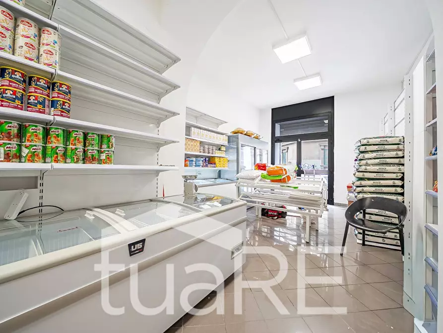 Immagine 3 di Negozio in vendita  in Via Principe Umberto a Roma