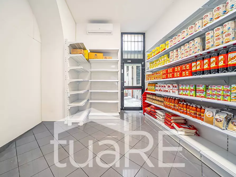 Immagine 7 di Negozio in vendita  in Via Principe Umberto a Roma