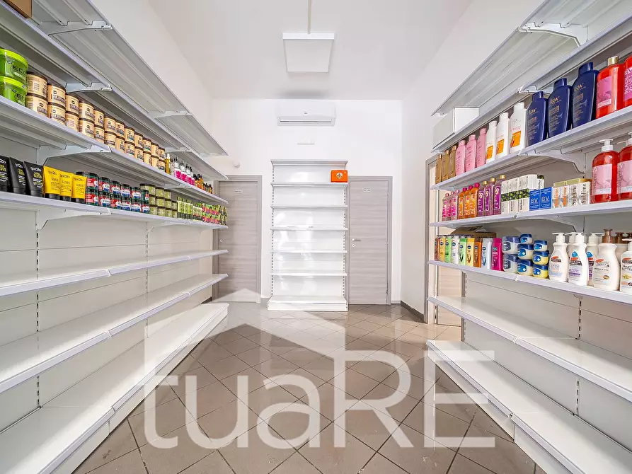 Immagine 10 di Negozio in vendita  in Via Principe Umberto a Roma