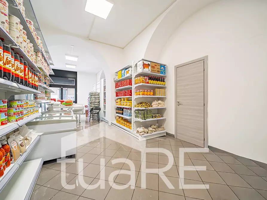 Immagine 11 di Negozio in vendita  in Via Principe Umberto a Roma