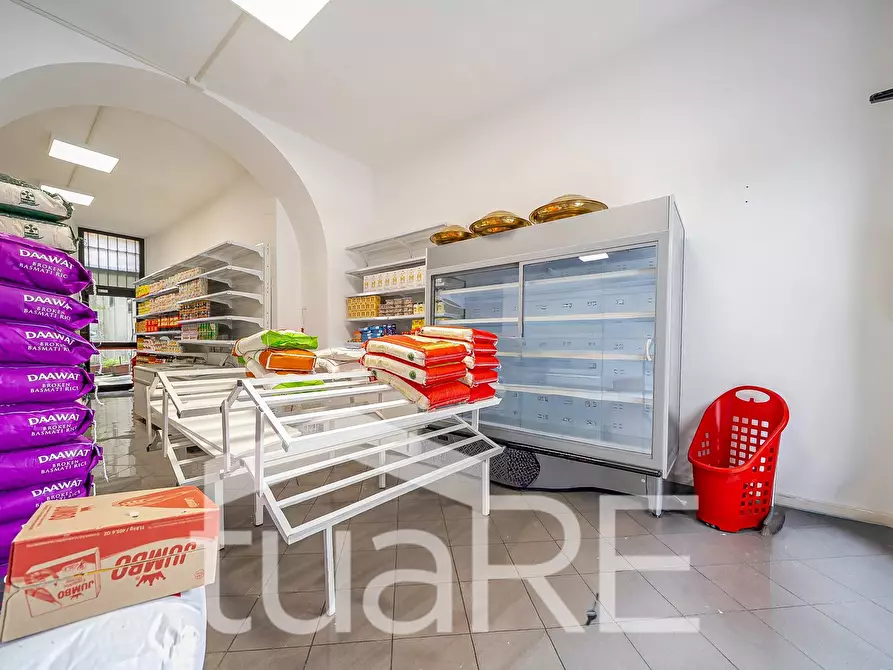 Immagine 13 di Negozio in vendita  in Via Principe Umberto a Roma
