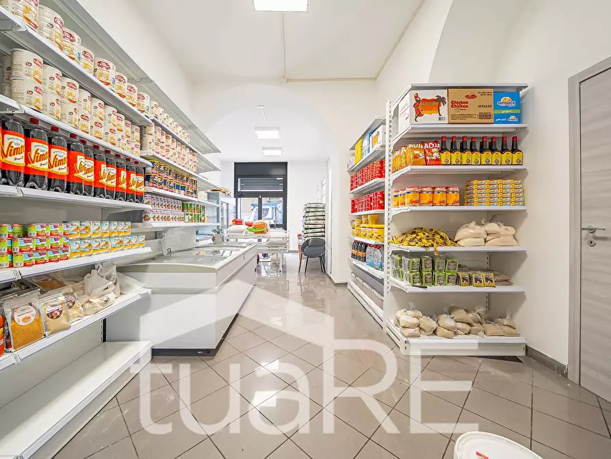 Immagine 17 di Negozio in vendita  in Via Principe Umberto a Roma