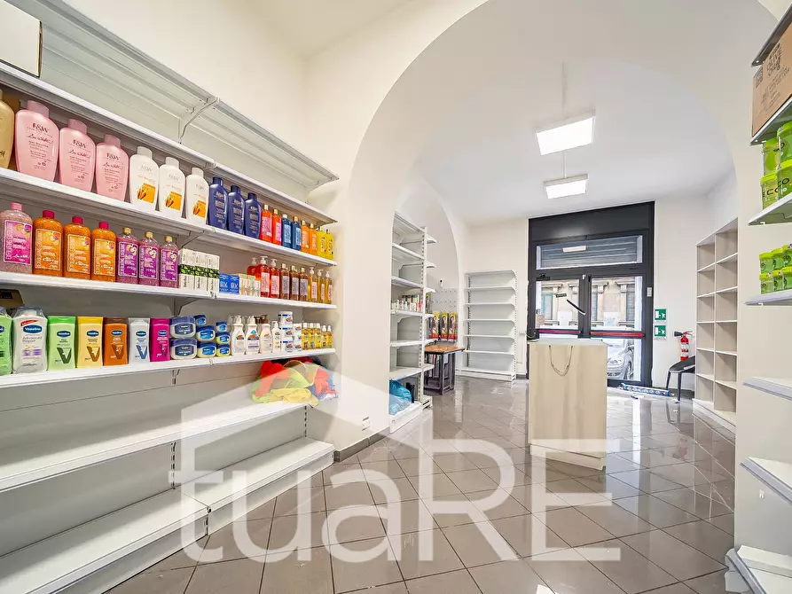 Immagine 19 di Negozio in vendita  in Via Principe Umberto a Roma