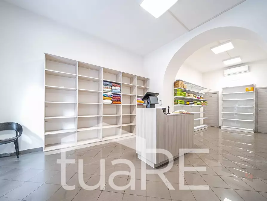 Immagine 20 di Negozio in vendita  in Via Principe Umberto a Roma