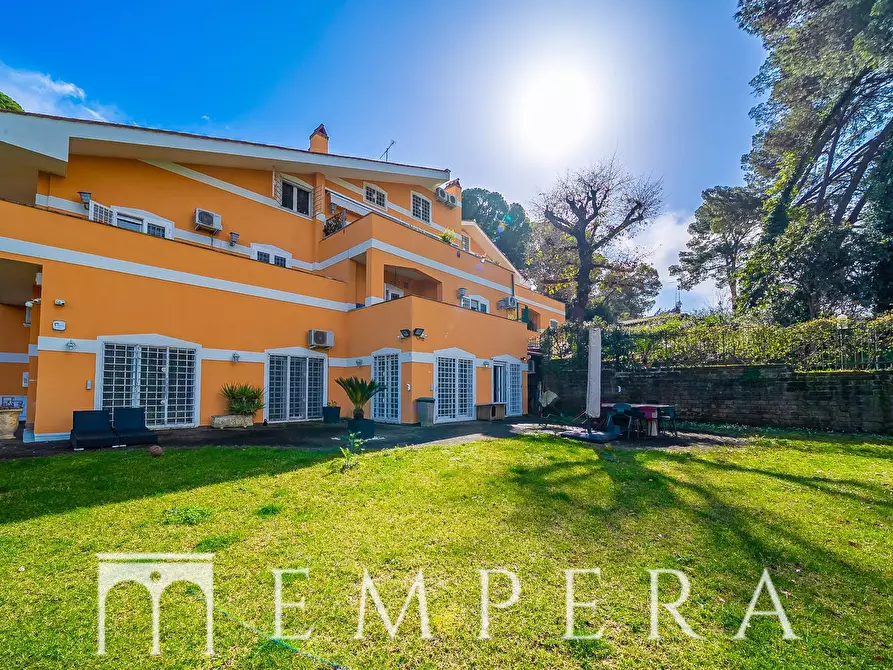 Immagine 4 di Villa in vendita  in Via Di Grottarossa a Roma