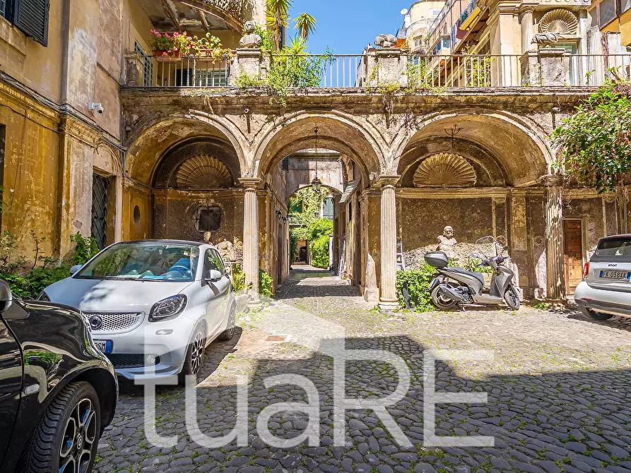 Immagine 17 di Appartamento in vendita  in Via Della Croce a Roma