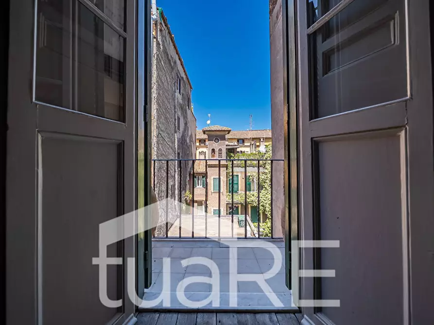 Immagine 27 di Appartamento in vendita  in Via Della Croce a Roma