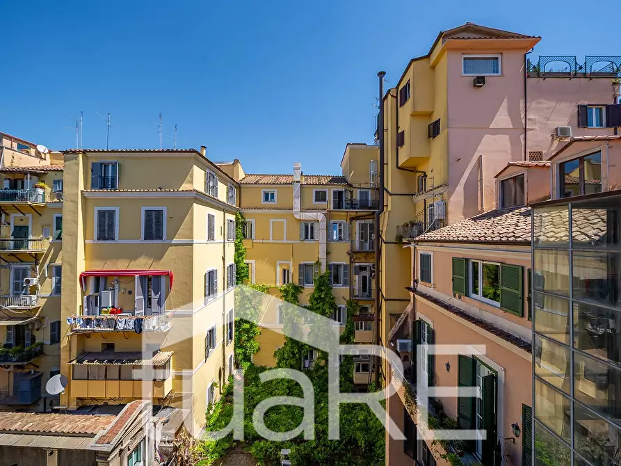 Immagine 32 di Appartamento in vendita  in Via Della Croce a Roma