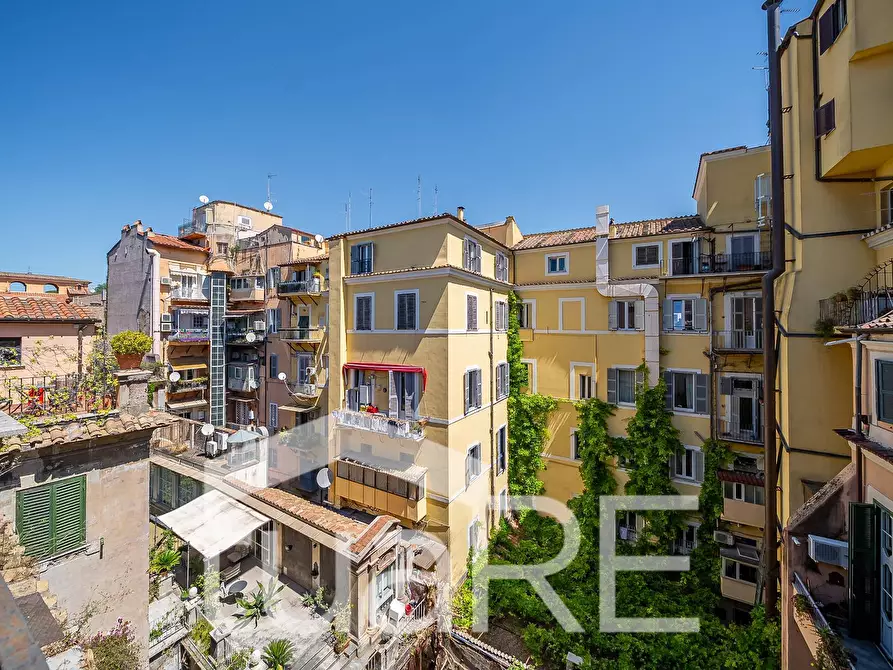 Immagine 33 di Appartamento in vendita  in Via Della Croce a Roma
