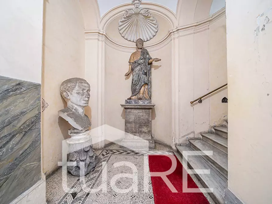 Immagine 34 di Appartamento in vendita  in Via Della Croce a Roma