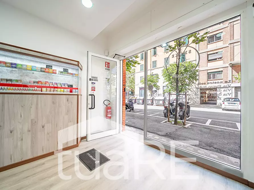 Immagine 5 di Negozio in vendita  in Viale Guglielmo Marconi 184 a Roma