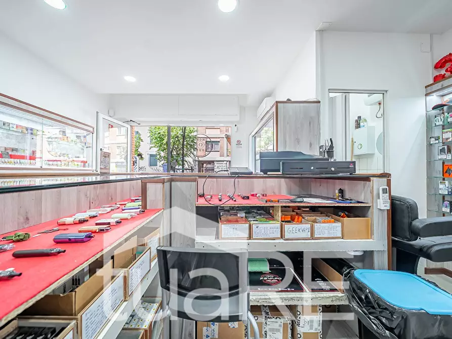 Immagine 9 di Negozio in vendita  in Viale Guglielmo Marconi 184 a Roma