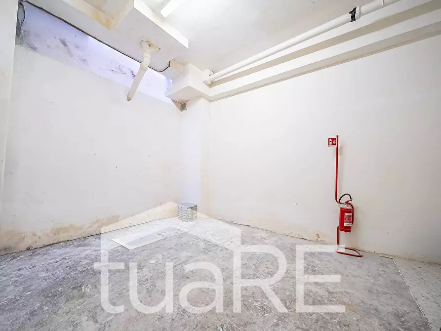 Immagine 18 di Negozio in vendita  in Viale Guglielmo Marconi 184 a Roma