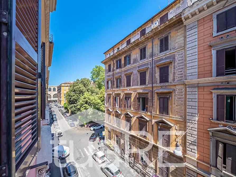 Immagine 4 di Appartamento in vendita  in Via Carlo Cattaneo a Roma